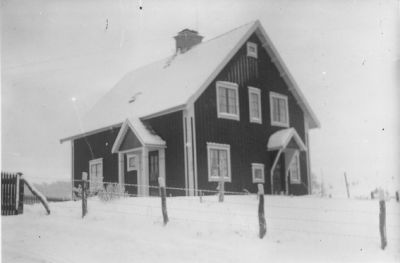 Byggnad på tomt.
Nyckelord: Vinter Taggtråd
