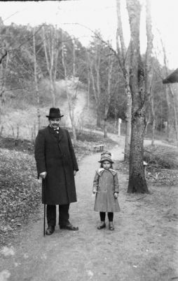 Man och flicka stående på stig.
Nyckelord: Käpp Stig