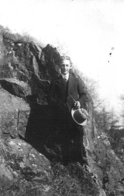 Man stående på berg.
