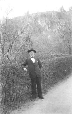 Man stående intill häck.
Nyckelord: Häck Berg