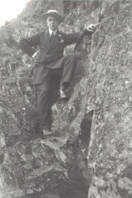 Man stående på berg.
