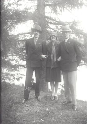 3 män och 1 kvinna stående på berg.
