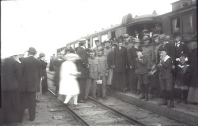 Ett antal personer stående vid tåg.
Nyckelord: Järnvägsräls