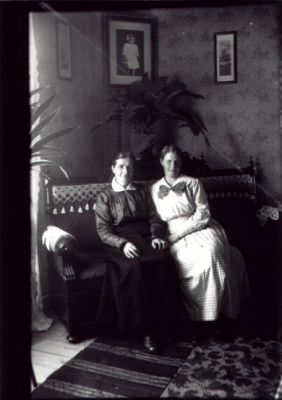 2 kvinnor sittande i rum.
Nyckelord: Foto Matta