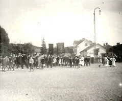 Ett stort antal människor på ett torg
