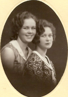 Porträtt av två unga kvinnor
