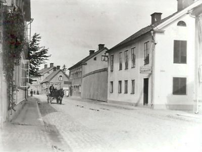 Hästskjuts på stenbelagd gata
Keywords: Hästskjuts