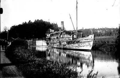 Båt vid sluss
Nyckelord: Båt