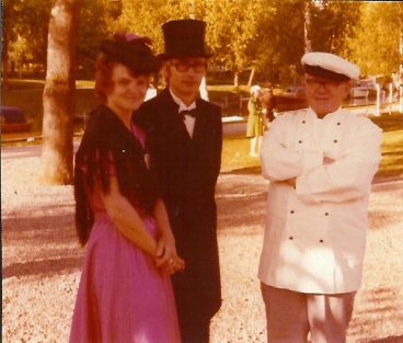 2 män och 1 kvinna stående i park
Nyckelord: Dräkt