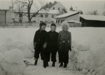 Tre barn stående bland snödrivor
Nyckelord: Barn Vinter