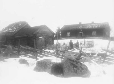 Man och kvinna stående framför hus på landet
Nyckelord: Gärdesgård