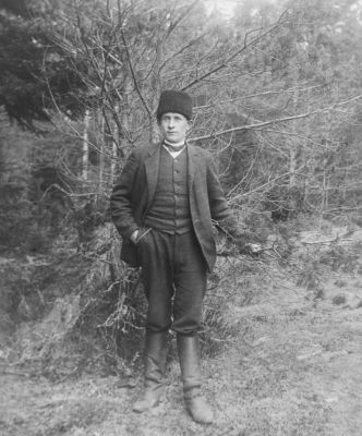 Man stående i skogen
Nyckelord: Dräkt