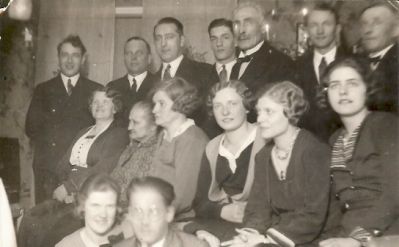 15 personer i ett rum

