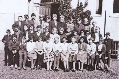 Skolklass framför byggnad
