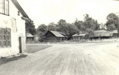 Gatuvy med fabriks- och uthusbyggnader
