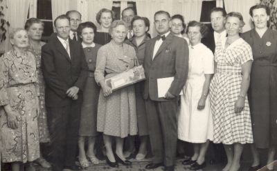 En grupp människor i ett rum

