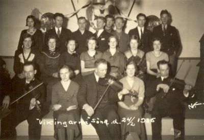 Män och kvinnor med musikinstrument
Nyckelord: Fiol