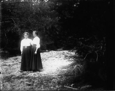 2 kvinnor stånde i skogsglänta
Nyckelord: Dräkt