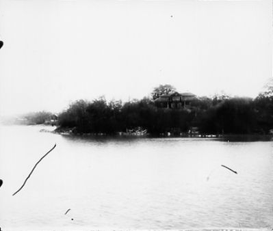 Byggnad invid sjö
