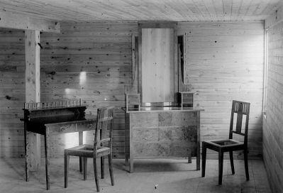 Möbelutställning inomhus
Nyckelord: Stol Byrå Skrivbord Spegel