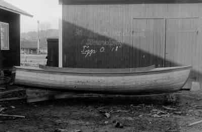 Båt utanför byggnad
Nyckelord: Båt