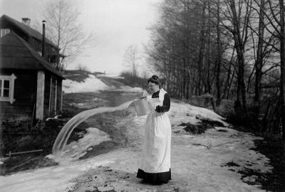 Kvinna vid byggnad
Nyckelord: Hink