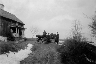 3 män vid hästtransport framför byggnad
Nyckelord: Häst Vagn