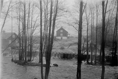 Byggnader vid vattendrag
