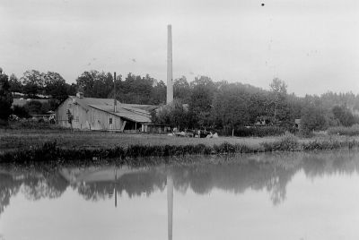 Byggnad vid vattendrag
Nyckelord: Ko