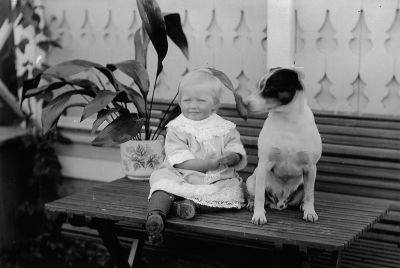 Flicka och hund på trädgårdsbord
Nyckelord: Hund