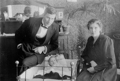 Man kvinna med baby i rum
Nyckelord: Barnsäng Skänk Spegel Tapet