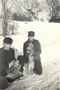 2 pojkar och 1 hund i vintermiljö
Nyckelord: Hund