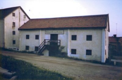 Vitputsad magasinsbyggnad
