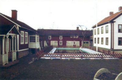 Pool mellan byggnader
