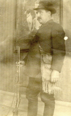 Man rustad för jakt
Nyckelord: Jakt Gevär