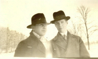 Två män stående i vintrigt landskap
