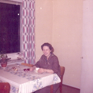 Kvinna sittande vid bord
Mary Heyman
