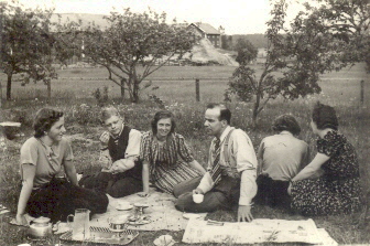 Kaffedrickning på gräsmatta
