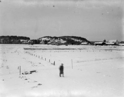 Man på snöigt fält
