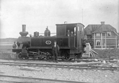 Lok framför villa
Nyckelord: Lok;Järnväg