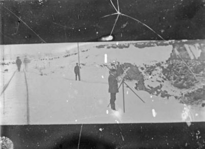 Män i mätningsarbete i snöigt landskap
Nyckelord: Järnväg;Mätutrustning