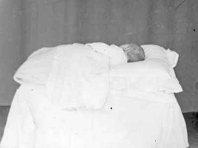 Barn liggande på bädd
