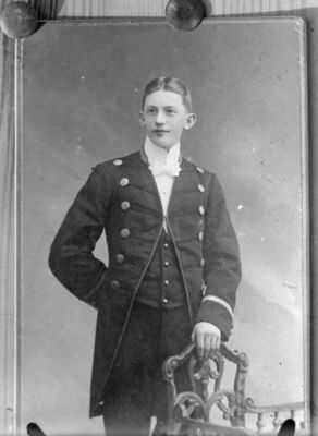 Man stående vid stol
