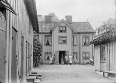 Familj framför byggnad
