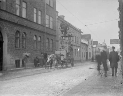 Hästekipage på gata
