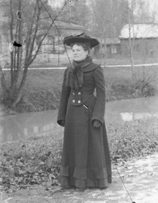 Kvinna stående vid vattendrag
