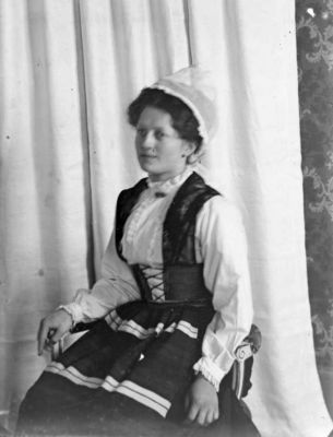 Kvinna sittande i rum
