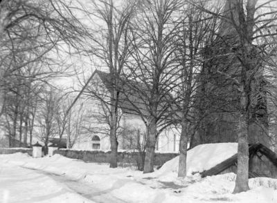 Kyrka med klockstapel
