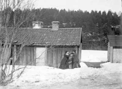 Nappatag framför byggnad på landet
