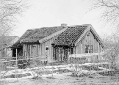 Träbyggnad på landsbygden
